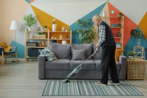 Dampfreiniger wird auf Teppichoberfläche angewendet